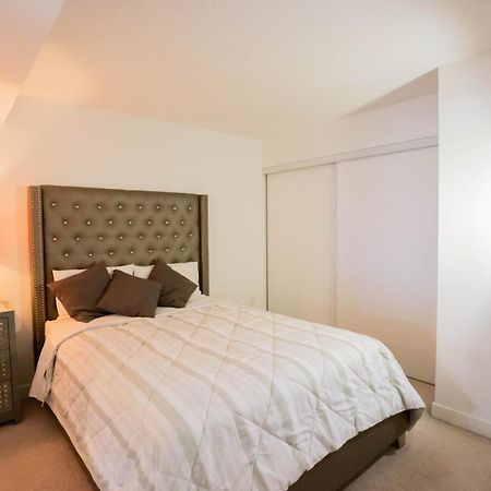 Cn Tower View Suite With Free Parking Toronto Bagian luar foto