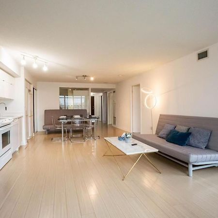 Cn Tower View Suite With Free Parking Toronto Bagian luar foto