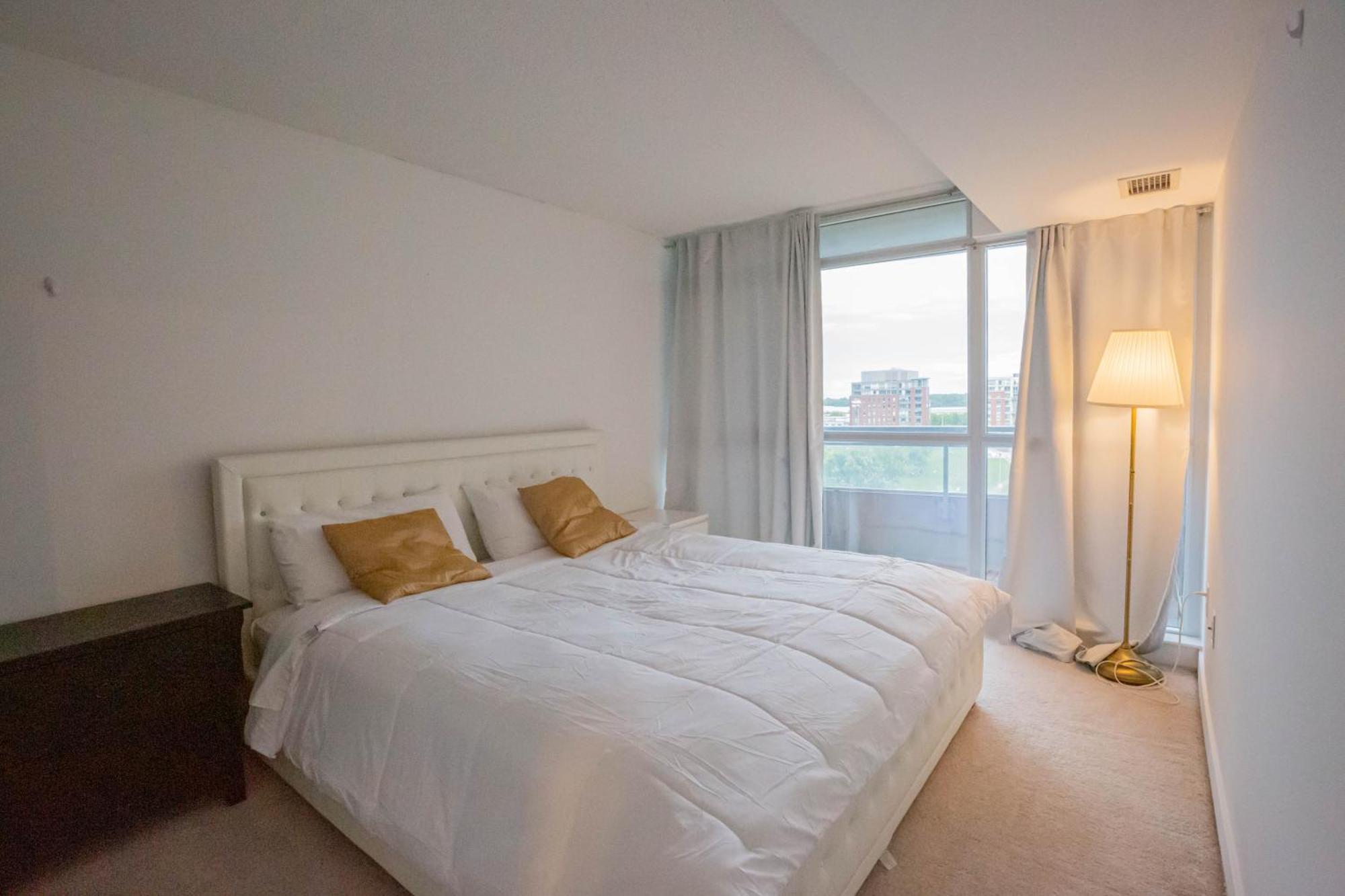 Cn Tower View Suite With Free Parking Toronto Bagian luar foto