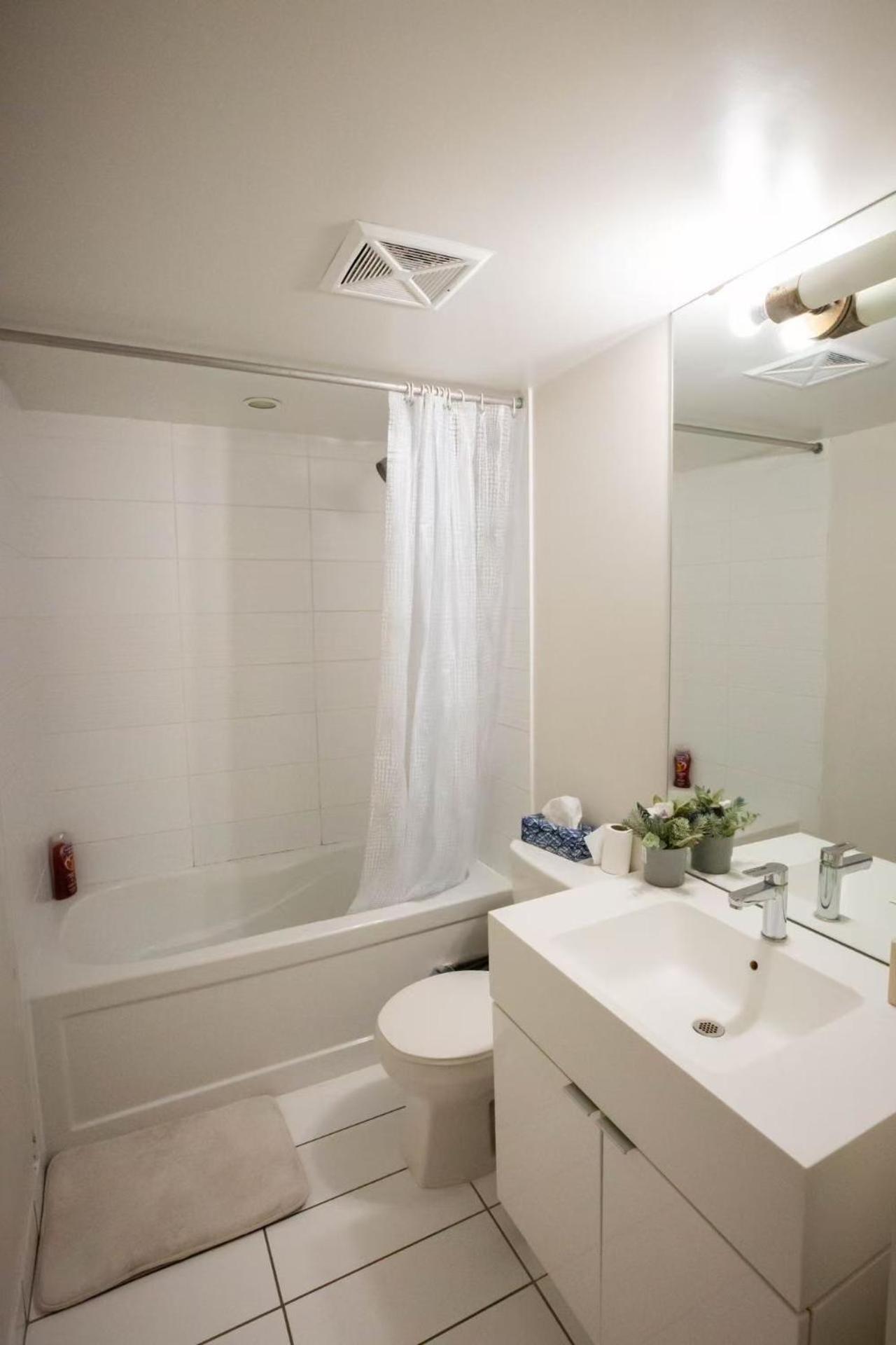 Cn Tower View Suite With Free Parking Toronto Bagian luar foto