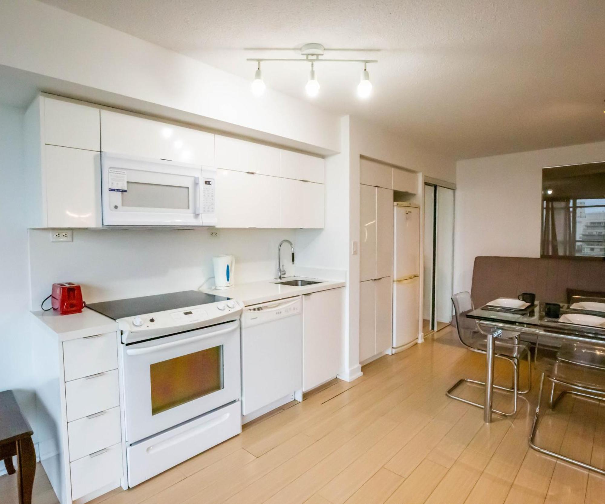 Cn Tower View Suite With Free Parking Toronto Bagian luar foto
